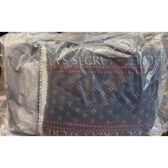 New Victoria's Secret Cozy Sherpa Throw Blanket Black Red Snowflakes Holiday Sof - Picture 5 of 5